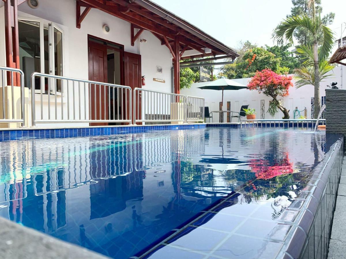 Villa Rumah Ibu Dago Bandung Exterior foto